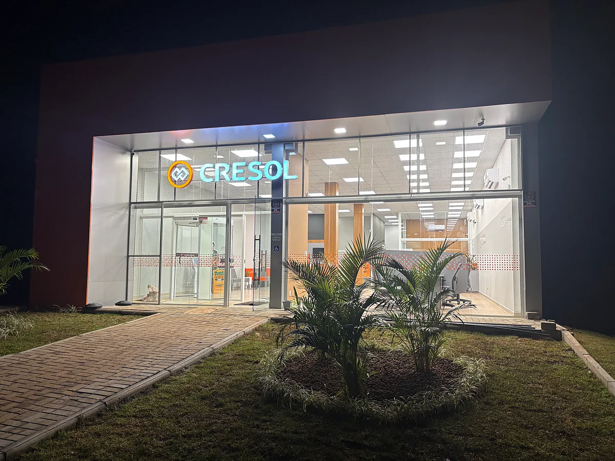 Agência Cresol Nova Ramada, fachada à noite