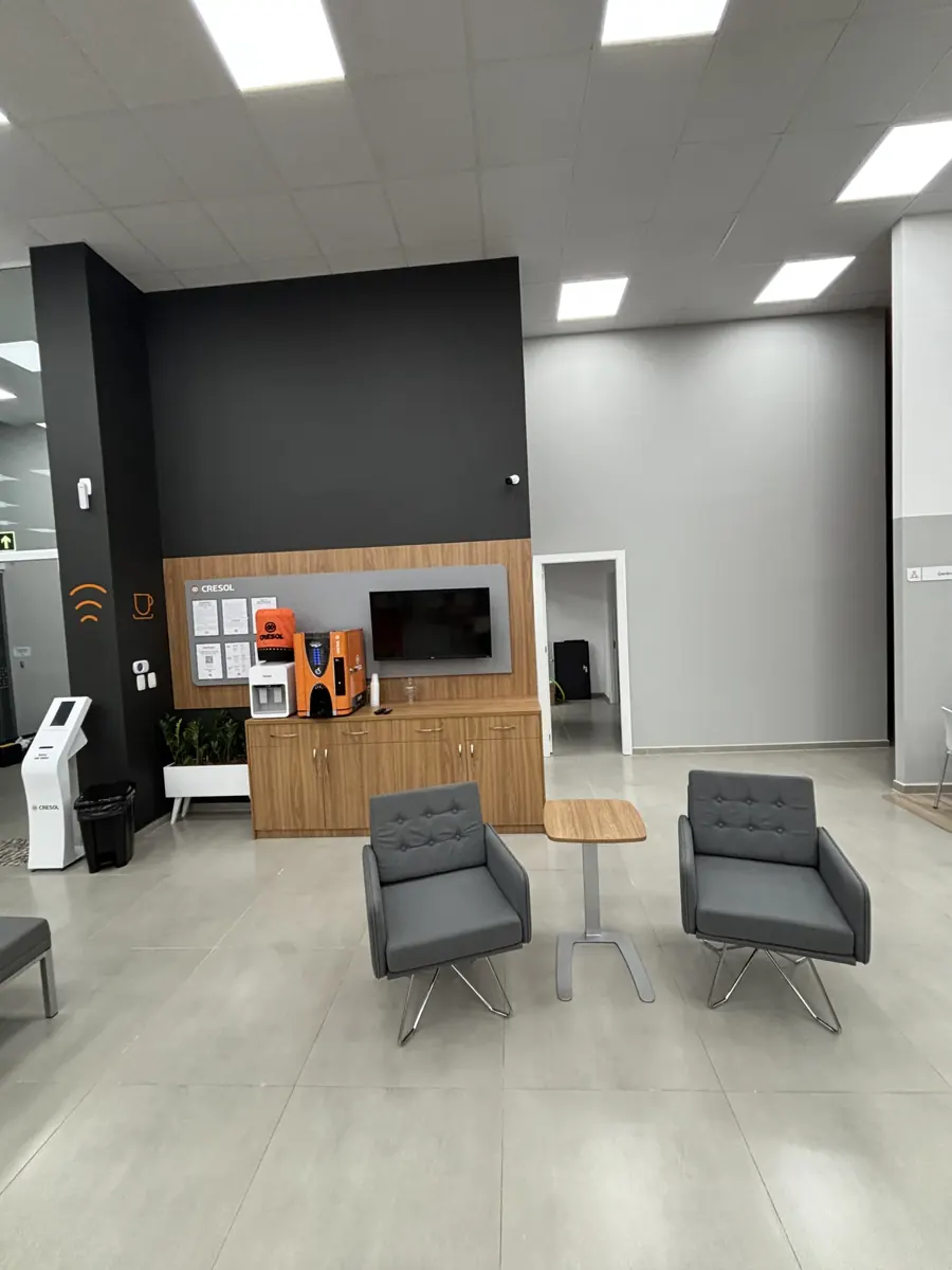 Ambiente corporativo entregue pela Remare, com marcenaria e mobiliário instalados